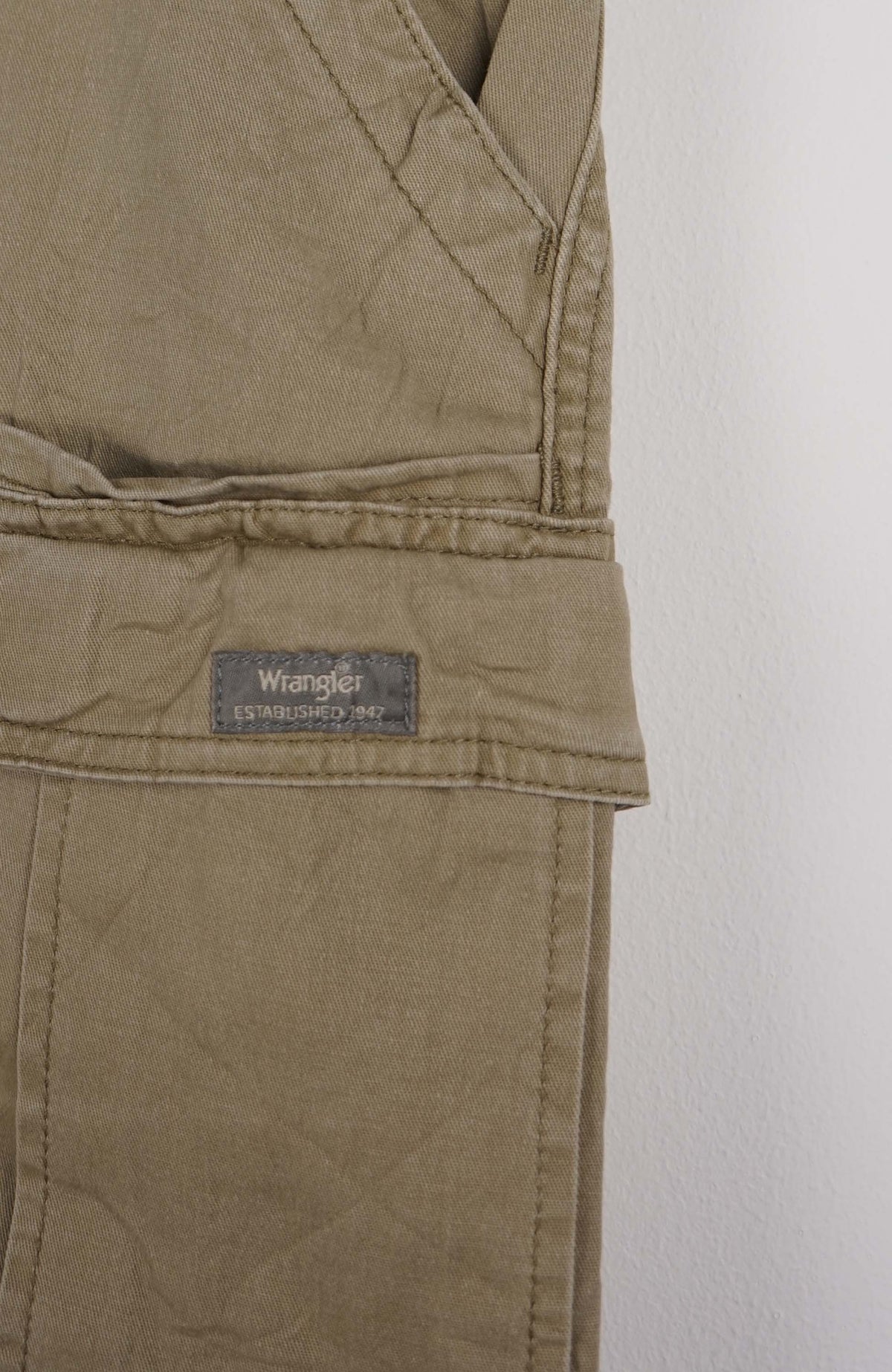 VINTAGE WRANGLER CARGO SHORTS W32