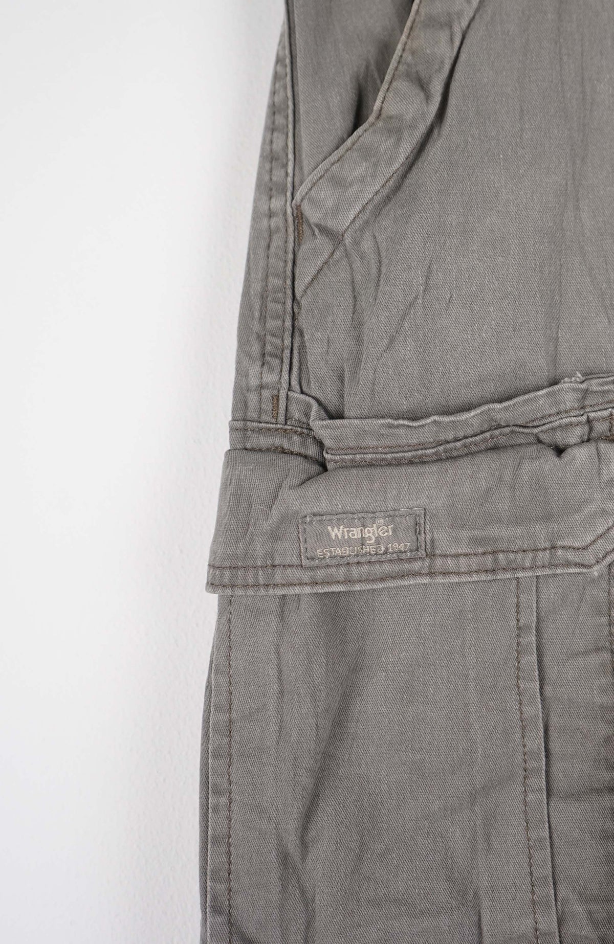 VINTAGE WRANGLER CARGO SHORTS W32