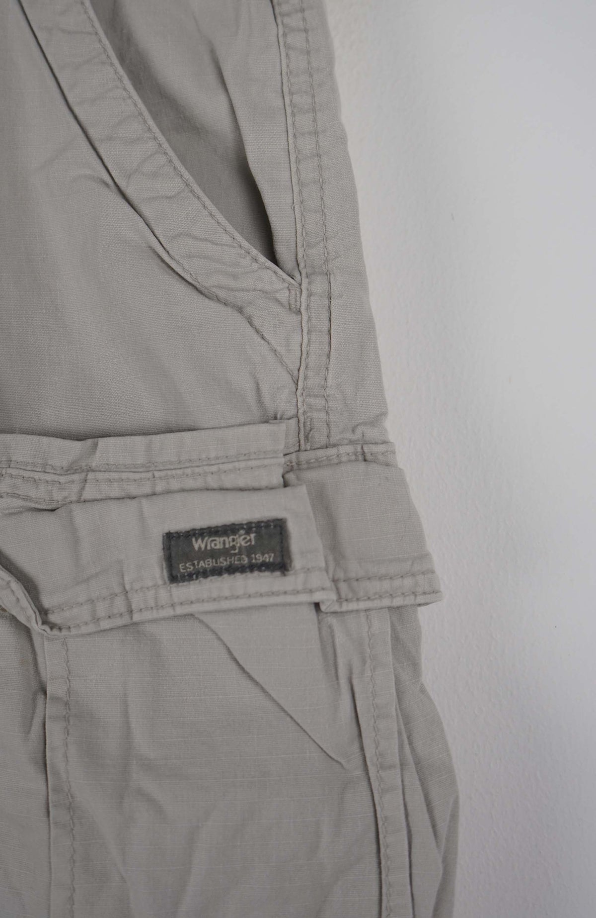 VINTAGE WRANGLER CARGO SHORTS W31