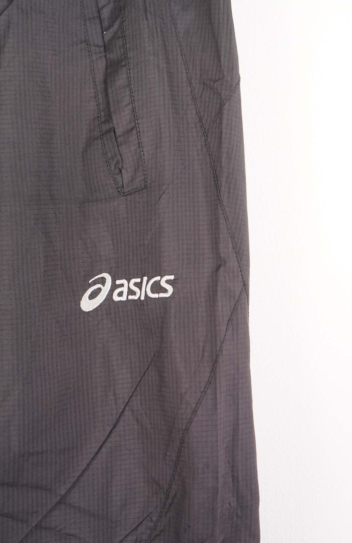 VINTAGE ASICS TRACK PANT SHORTS (M)