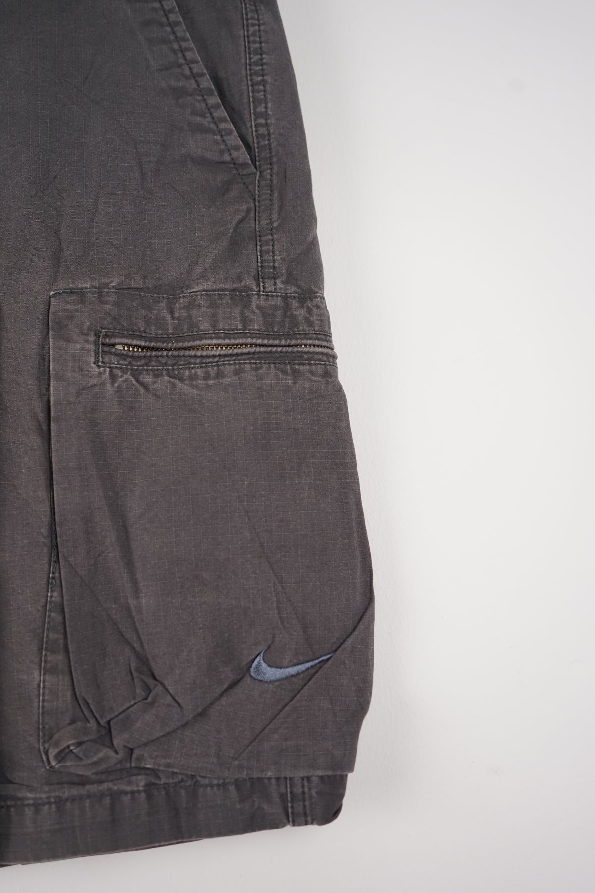 VINTAGE NIKE CARGO SHORTS W36