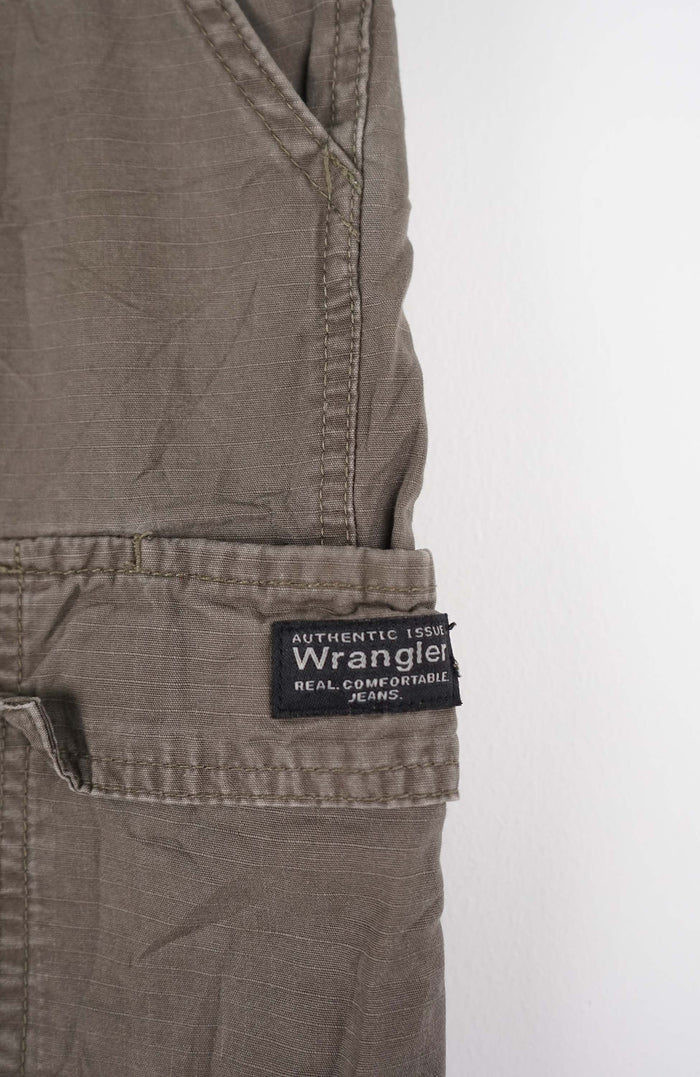 VINTAGE WRANGLER CARGO SHORTS W33