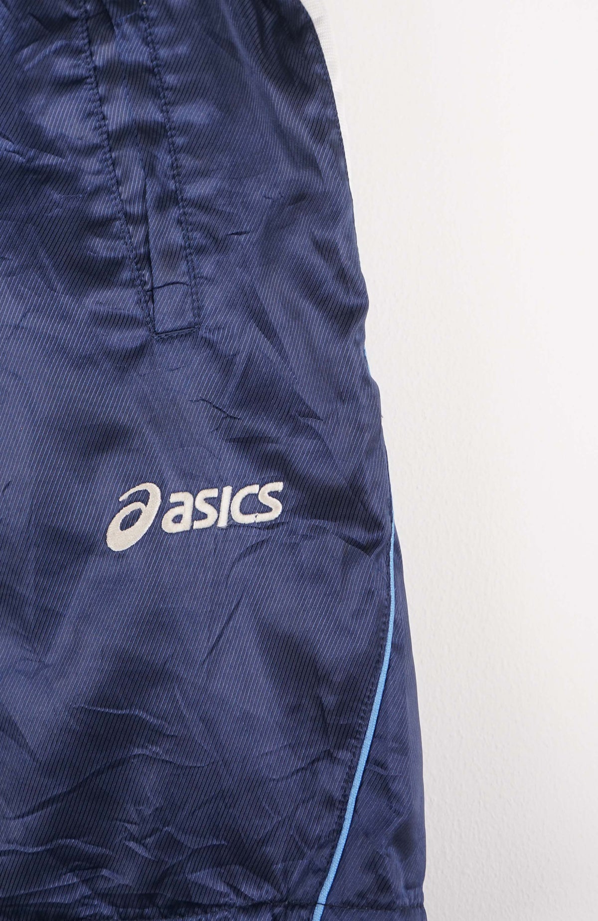 VINTAGE ASICS TRACK PANT SHORTS (S)