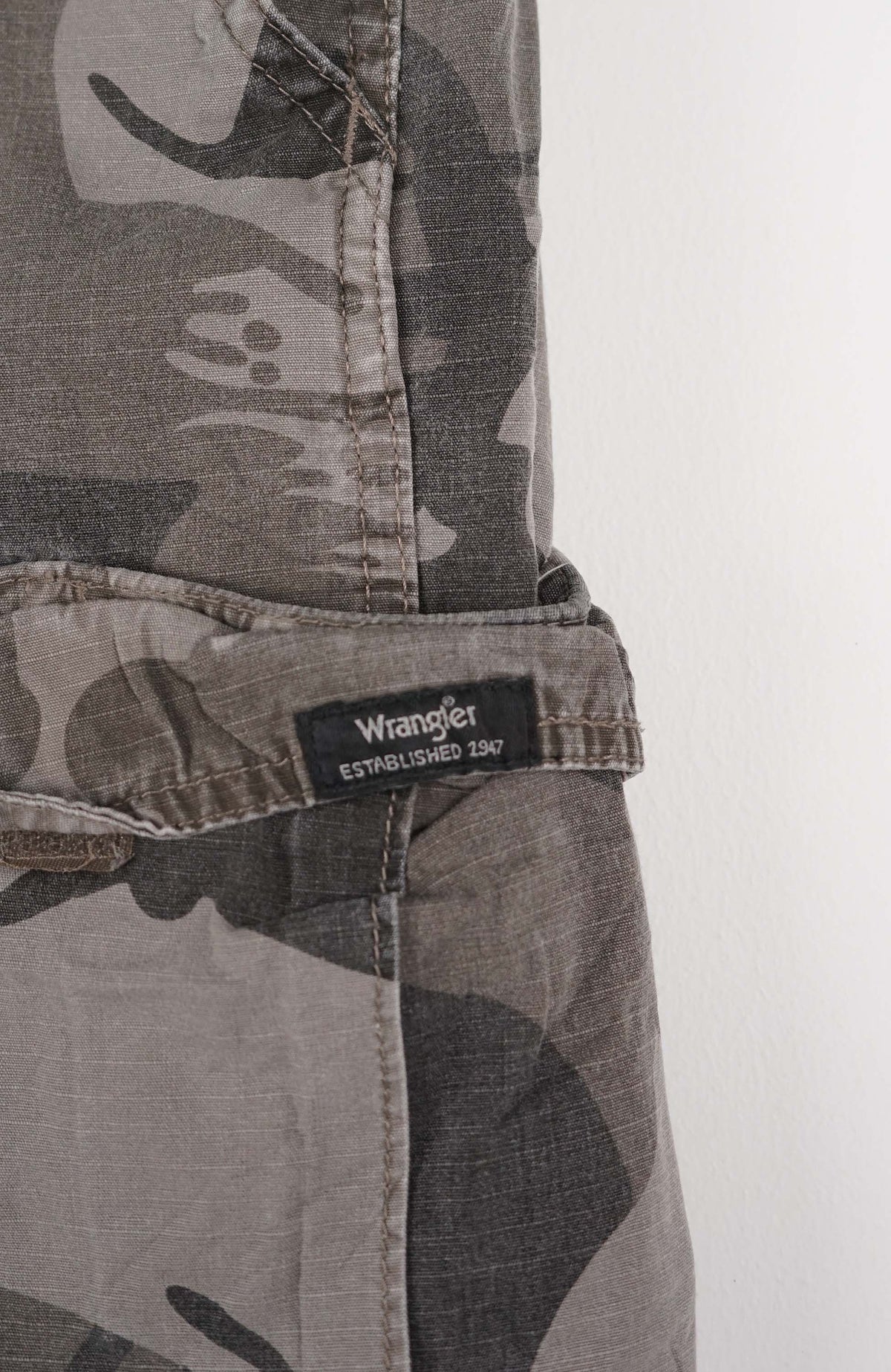 VINTAGE WRANGLER CAMO CARGO SHORTS W32