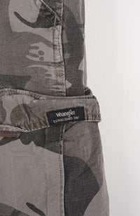 VINTAGE WRANGLER CAMO CARGO SHORTS W32