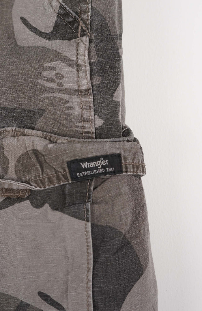 VINTAGE WRANGLER CAMO CARGO SHORTS W32