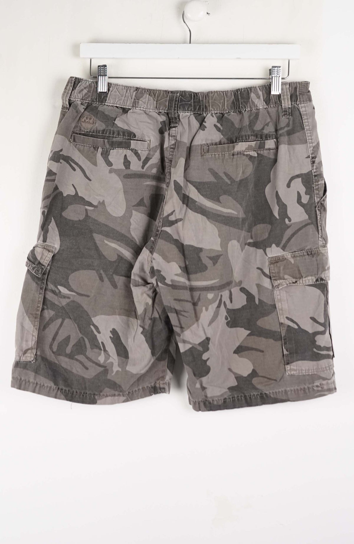 VINTAGE WRANGLER CAMO CARGO SHORTS W32