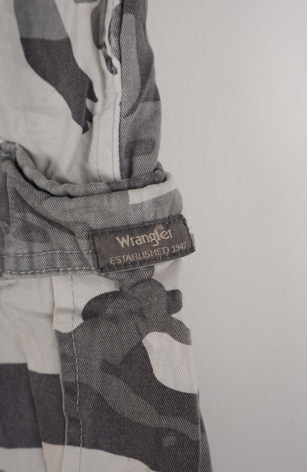 VINTAGE WRANGLER CAMO CARGO SHORTS W34