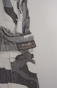 VINTAGE WRANGLER CAMO CARGO SHORTS W34