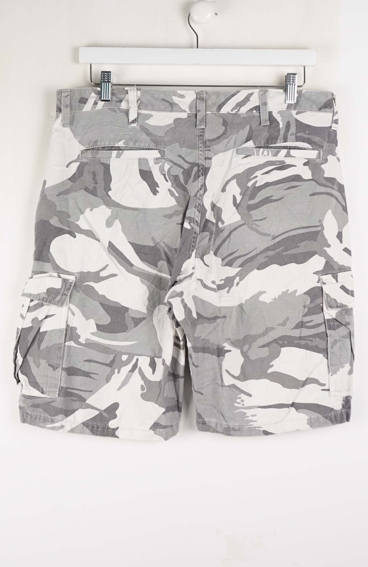 VINTAGE WRANGLER CAMO CARGO SHORTS W34
