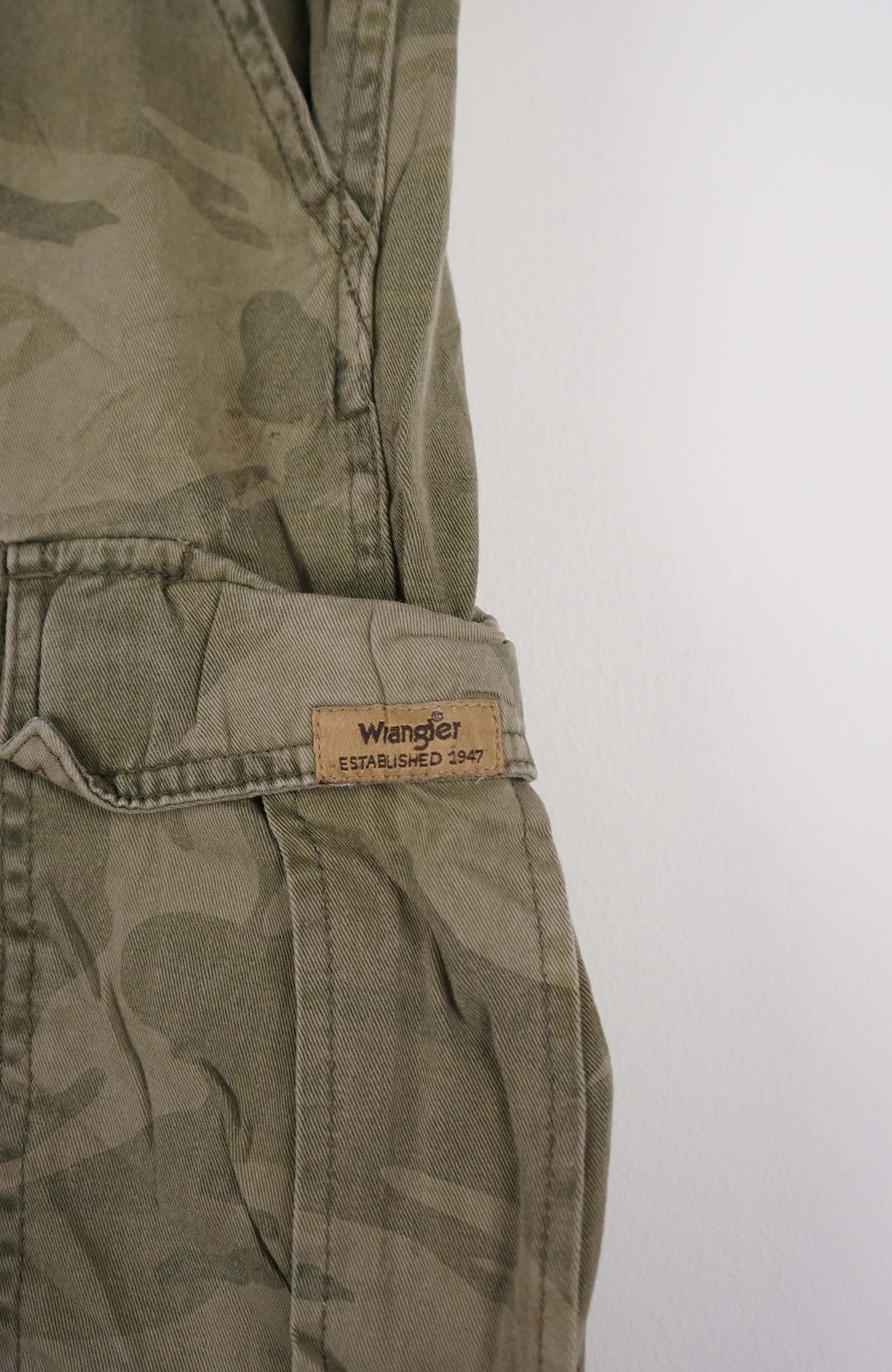 VINTAGE WRANGLER CAMO CARGO SHORTS W35