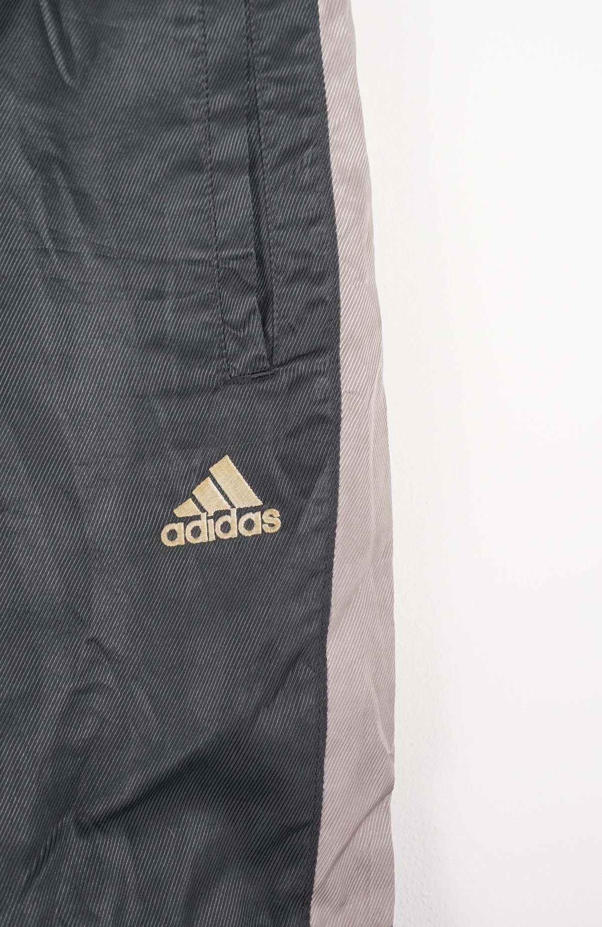 VINTAGE ADIDAS TRACK PANT SHORTS (M)