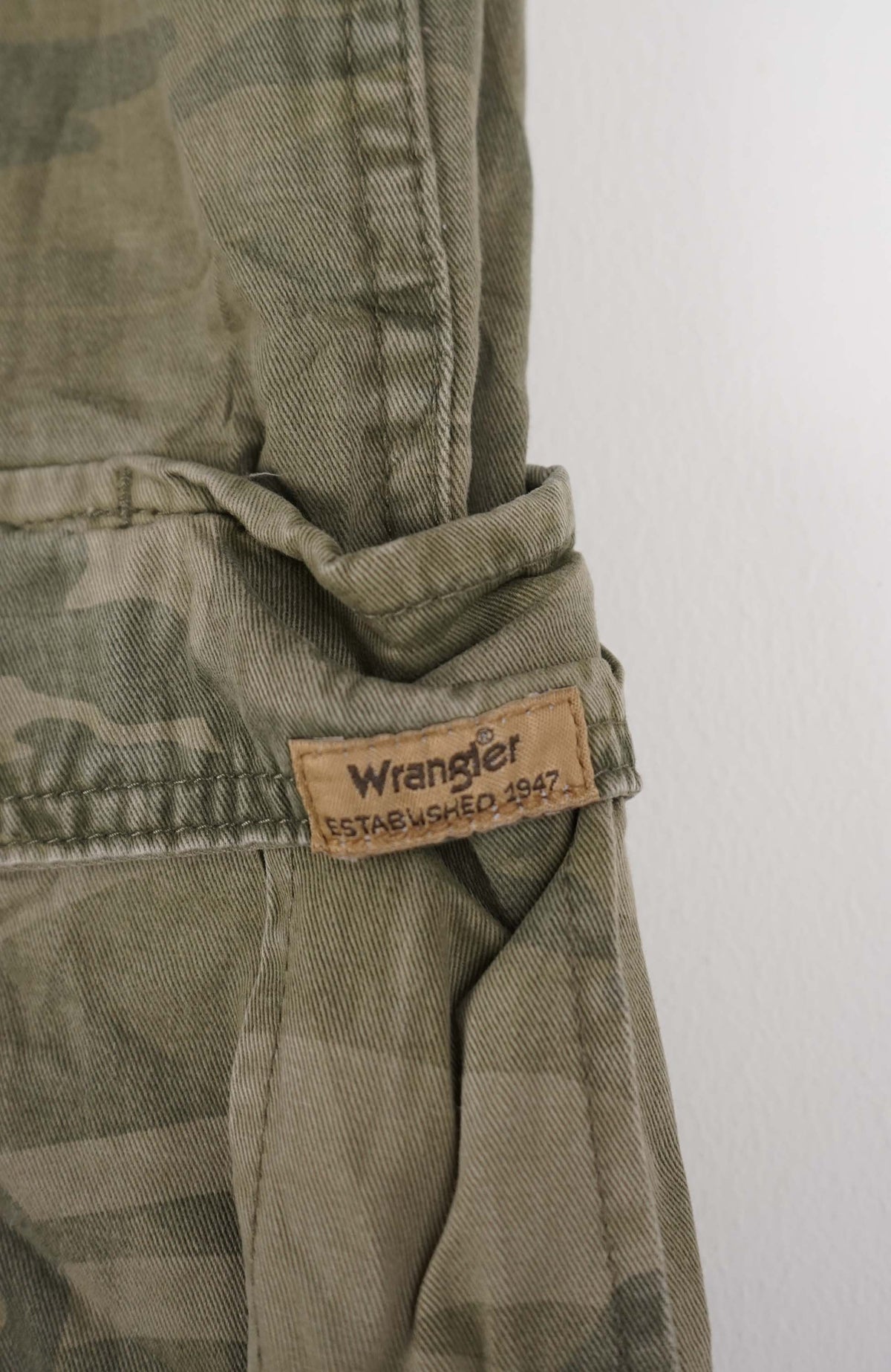 VINTAGE WRANGLER CAMO CARGO SHORTS W34