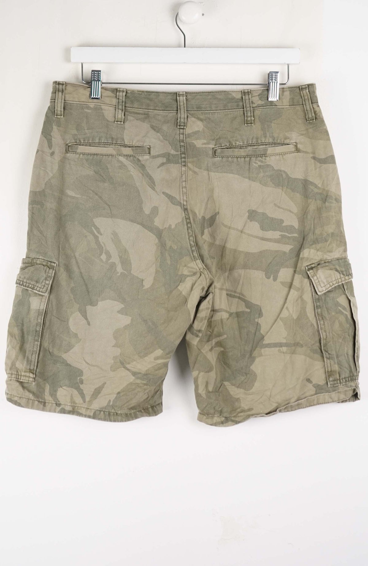 VINTAGE WRANGLER CAMO CARGO SHORTS W34