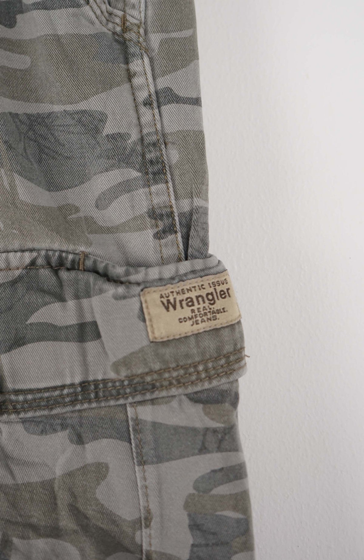 VINTAGE WRANGLER CAMO CARGO SHORTS W32