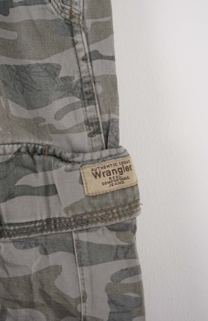 VINTAGE WRANGLER CAMO CARGO SHORTS W32