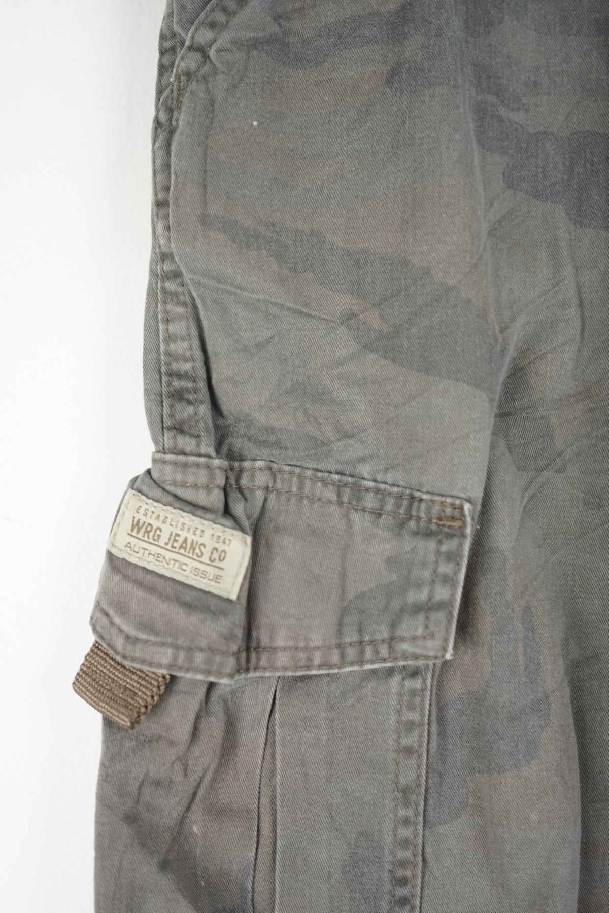 VINTAGE WRANGLER CAMO CARGO SHORTS W28