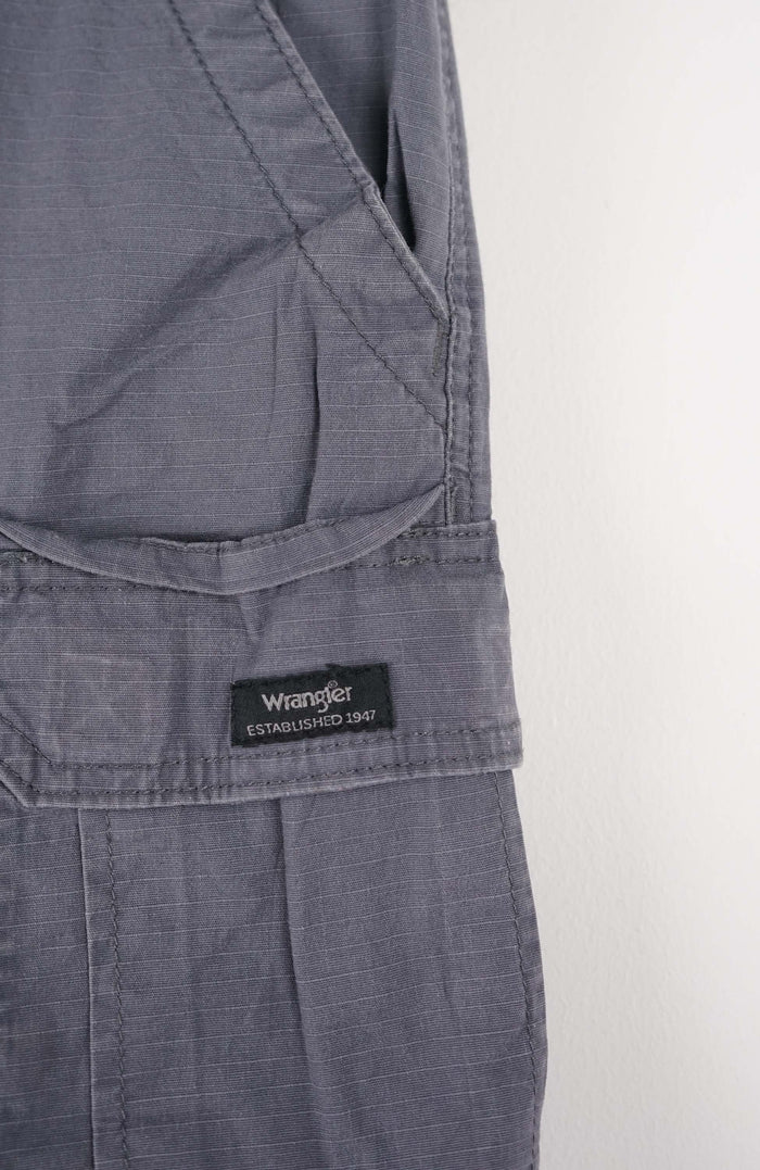 VINTAGE WRANGLER CARGO SHORTS W30