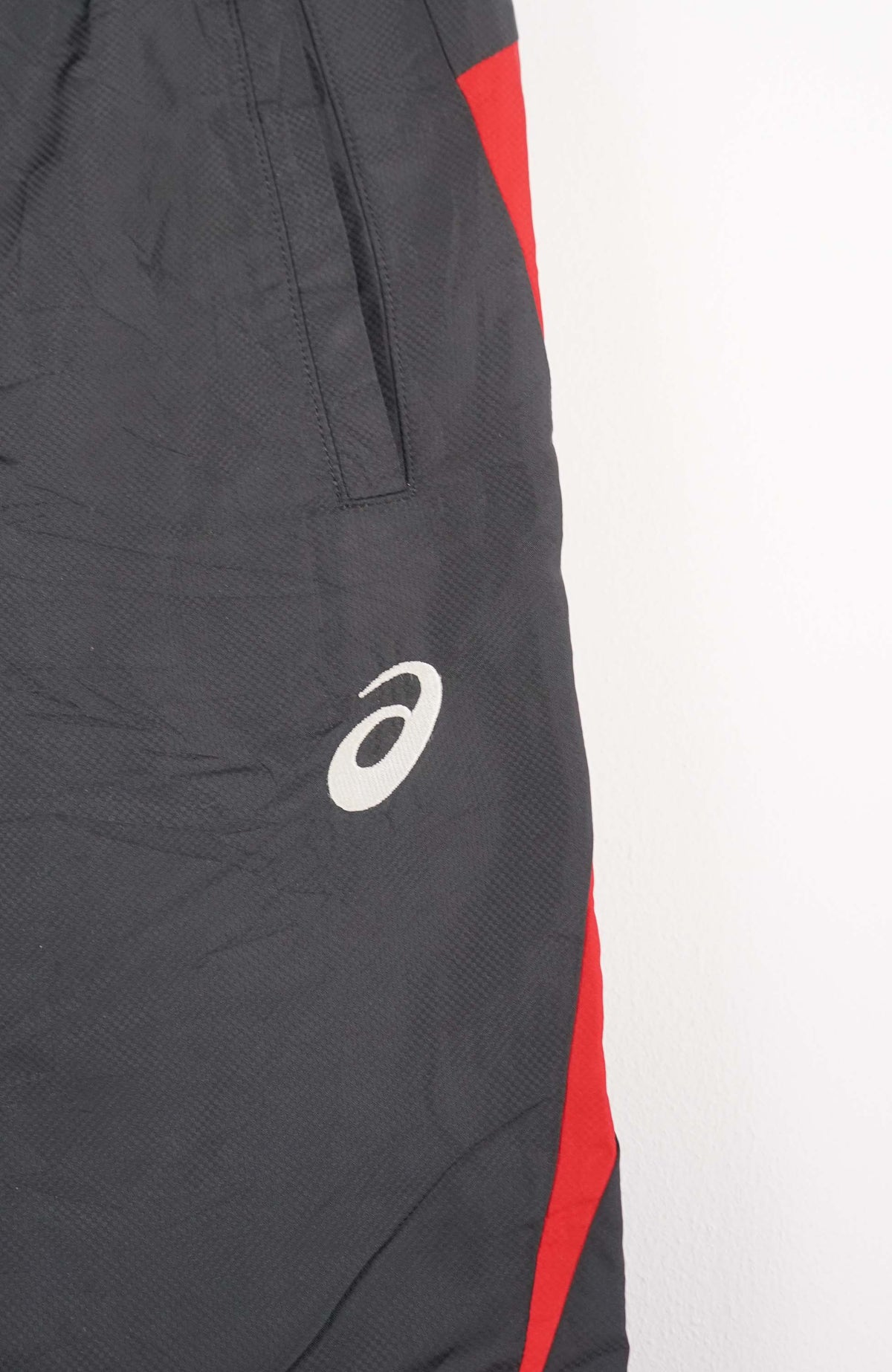 VINTAGE ASICS TRACK PANT SHORTS (XS)