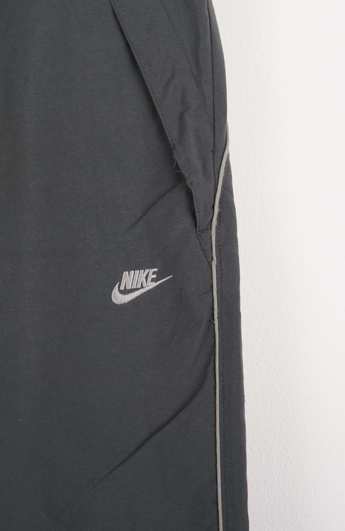 VINTAGE NIKE TRACK PANT SHORTS (S)