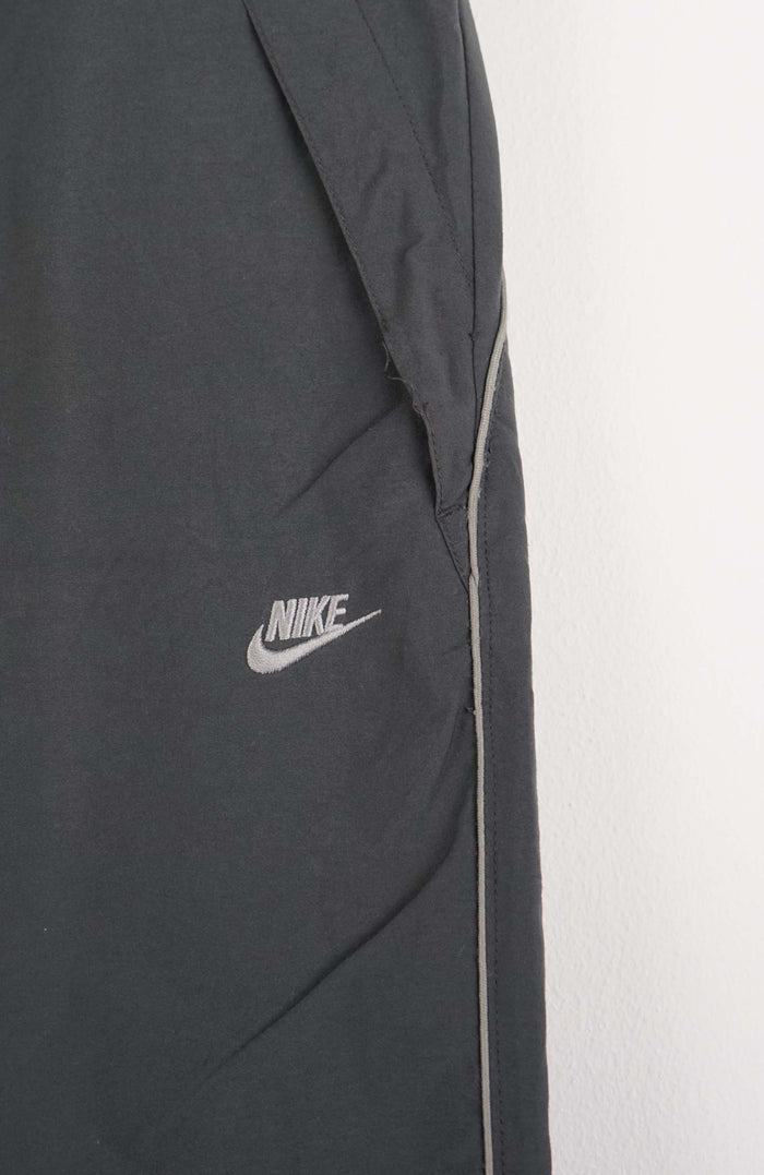 VINTAGE NIKE TRACK PANT SHORTS (S)