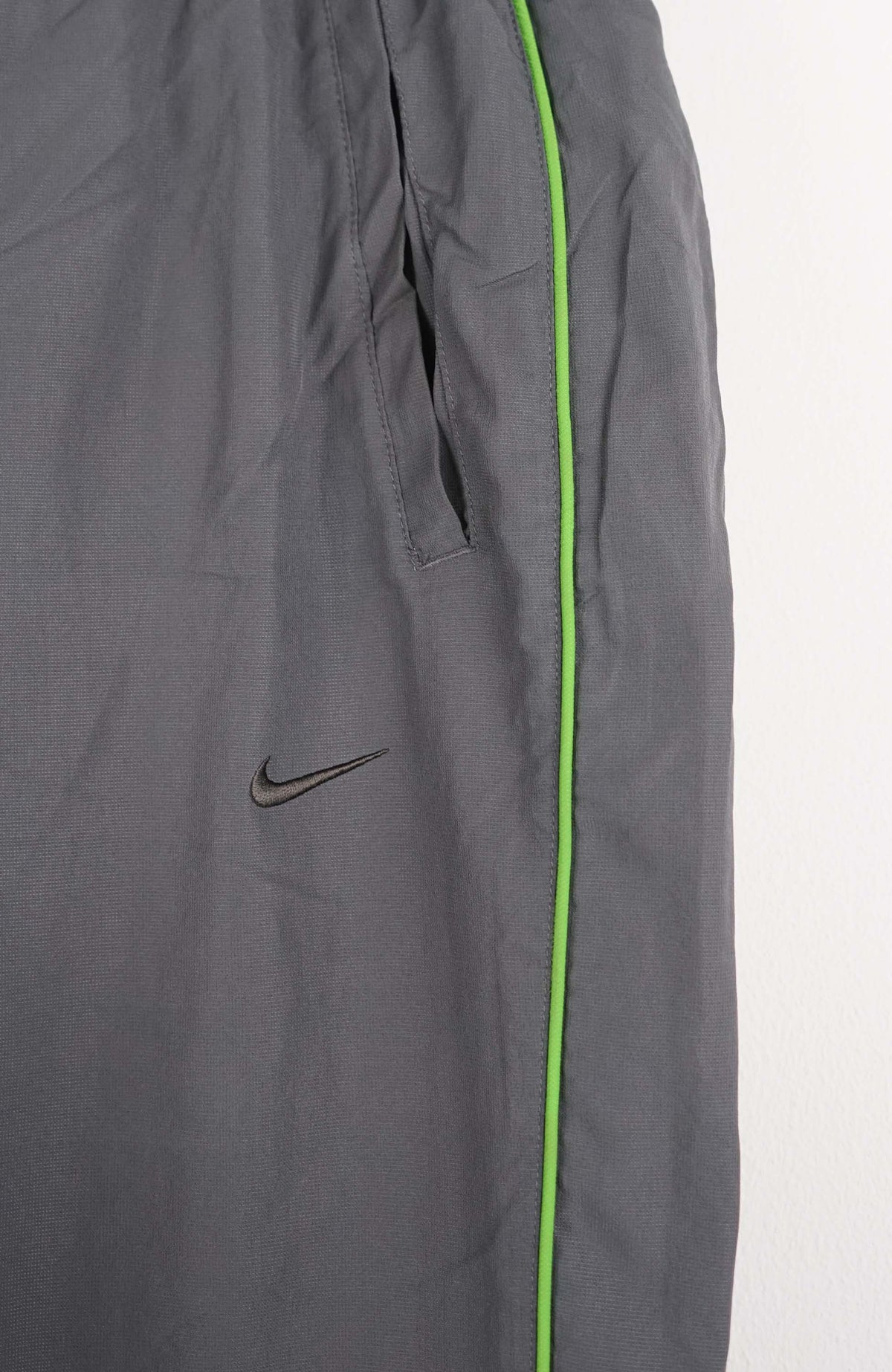 VINTAGE NIKE TRACK PANT SHORTS (M)