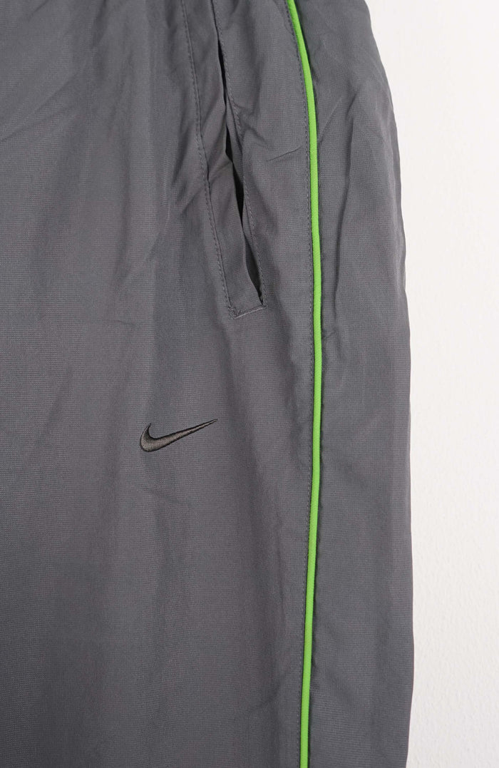 VINTAGE NIKE TRACK PANT SHORTS (M)