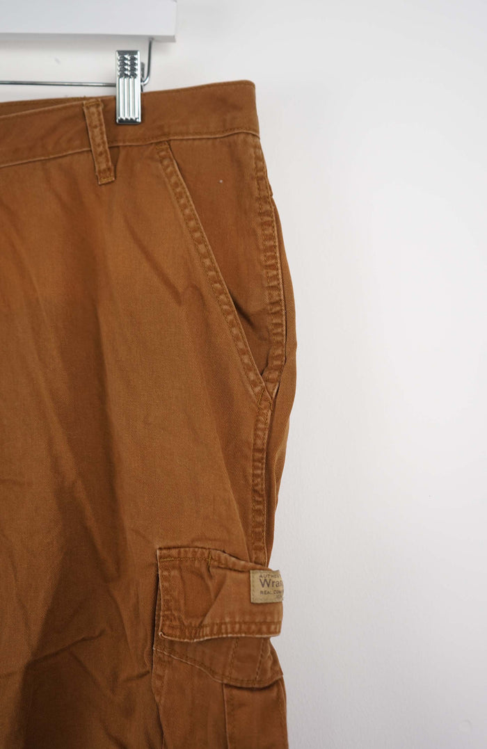 VINTAGE WRANGLER CARGO SHORTS W38