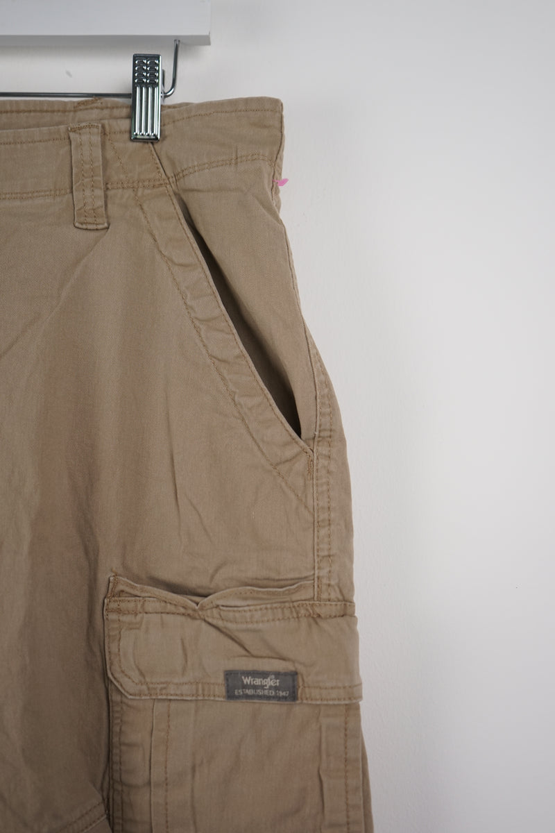 VINTAGE WRANGLER CARGO SHORTS W36