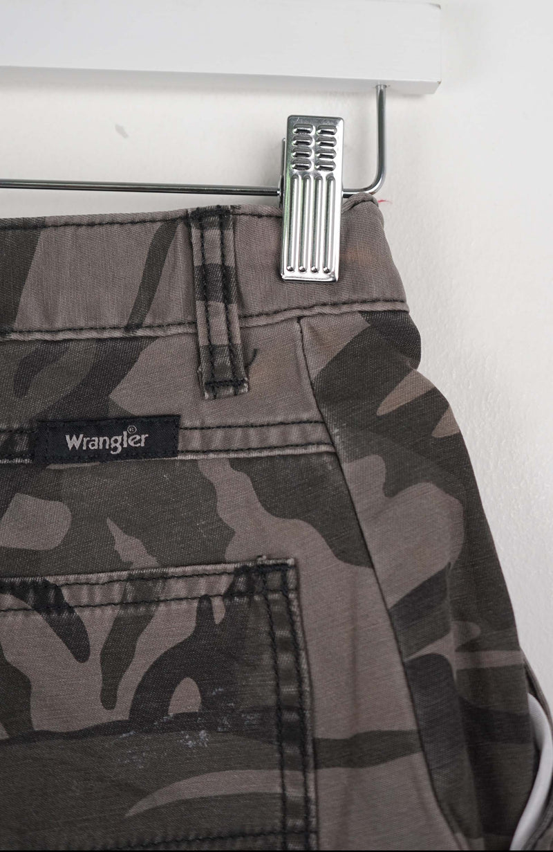 VINTAGE WRANGLER CARGO SHORTS W28