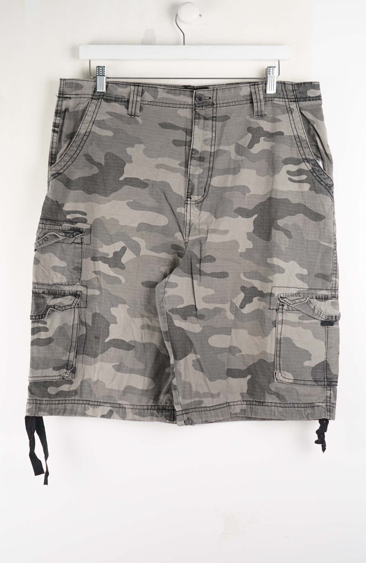 VINTAGE AIRWALK CAMO CARGO SHORTS W36