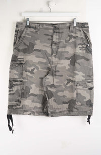 VINTAGE AIRWALK CAMO CARGO SHORTS W36