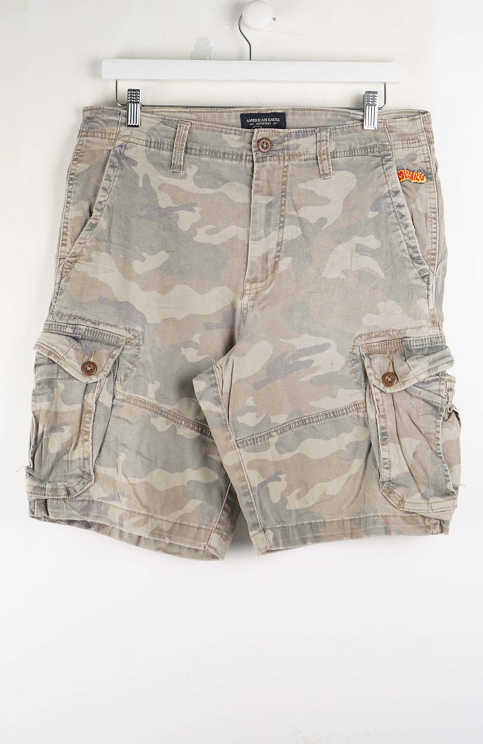 VINTAGE CAMO CARGO SHORTS W33