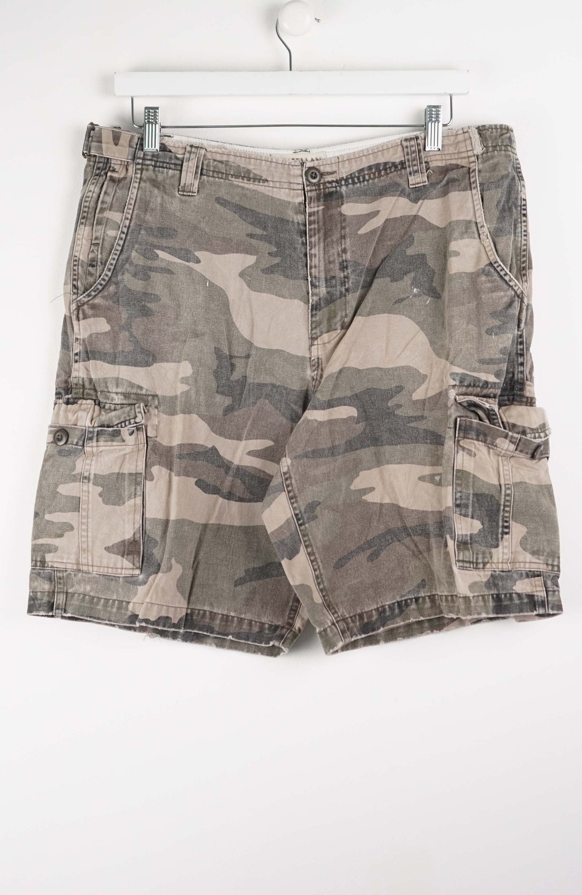 VINTAGE CAMO CARGO SHORTS W36