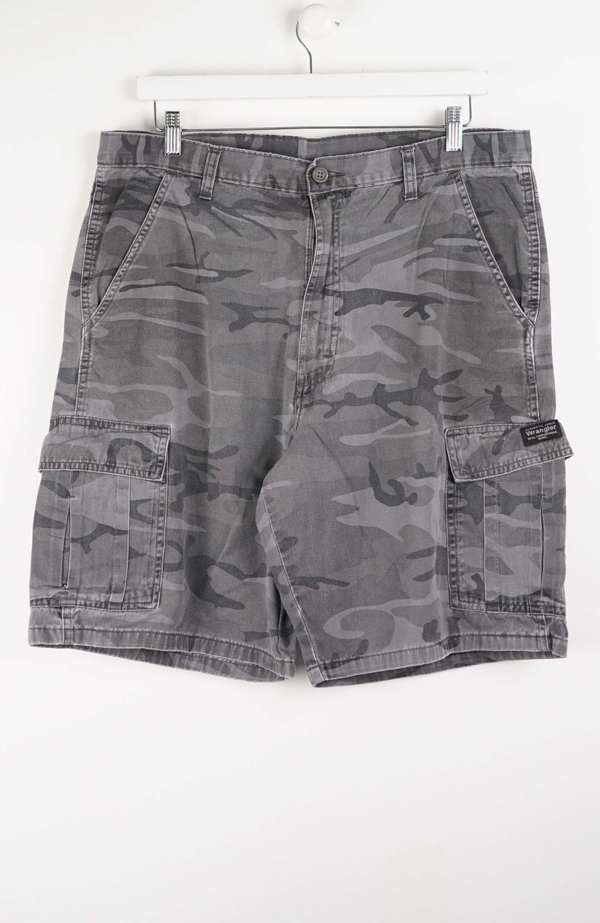 VINTAGE CAMO CARGO SHORTS W38