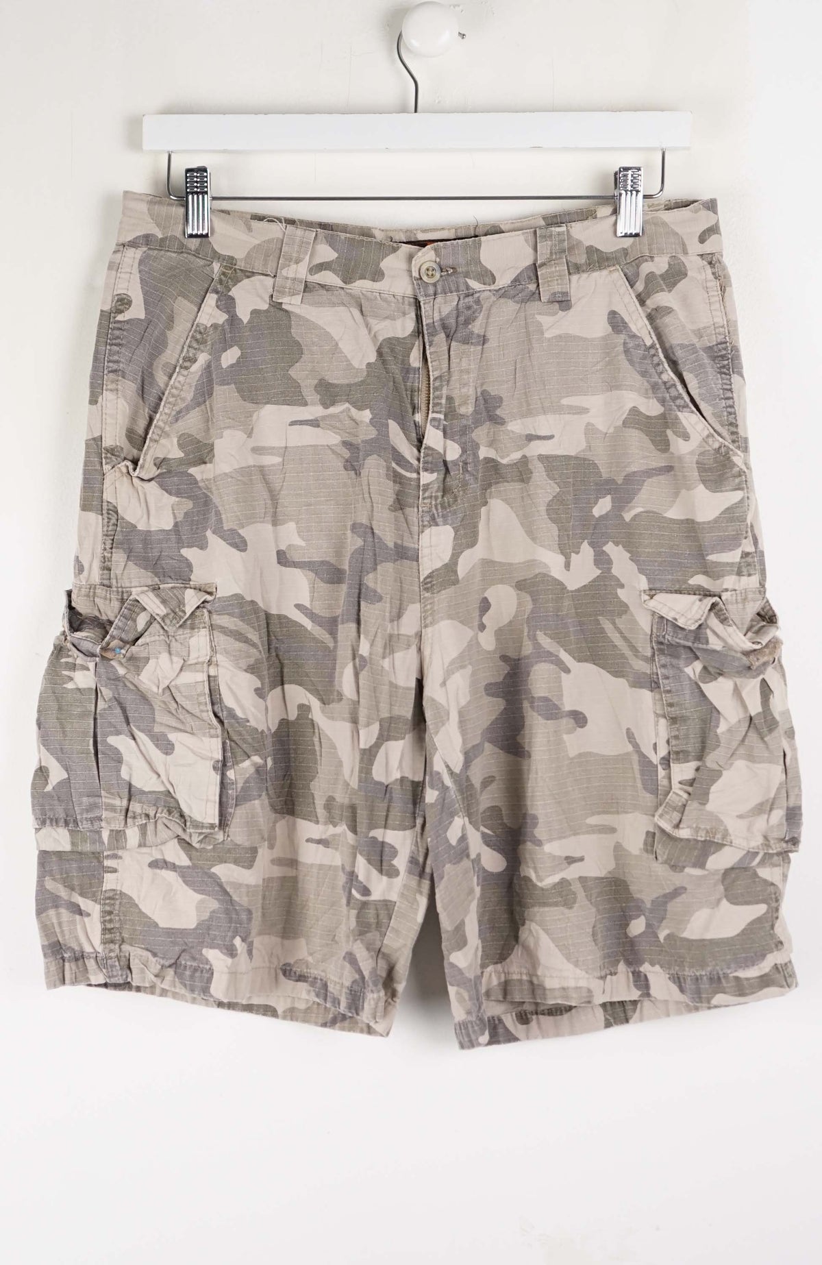 VINTAGE CAMO CARGO SHORTS W32