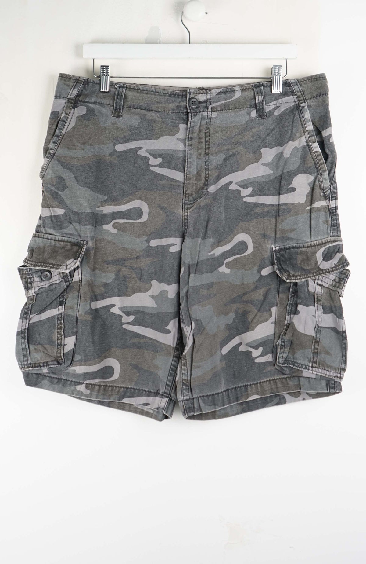 VINTAGE CAMO CARGO SHORTS W36
