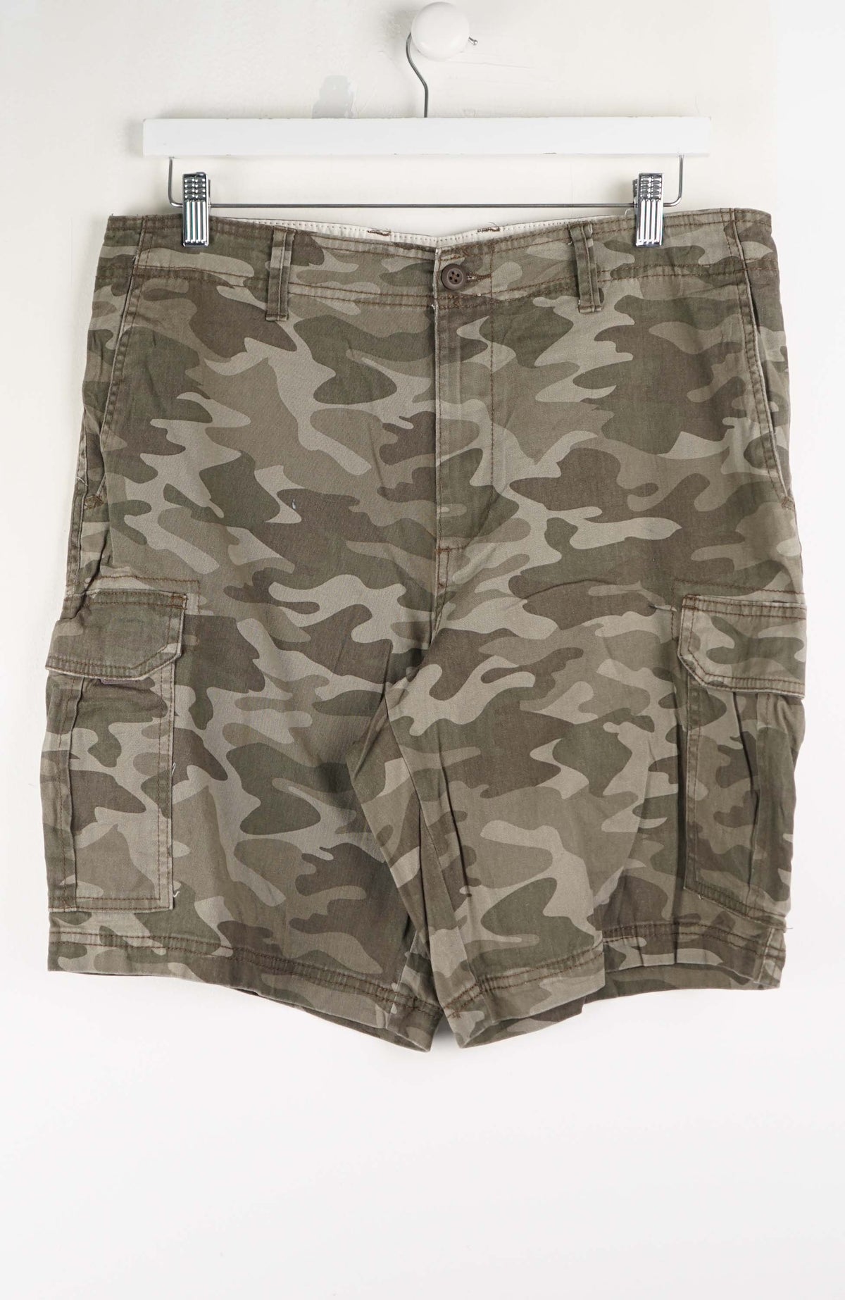 VINTAGE CAMO CARGO SHORTS W34