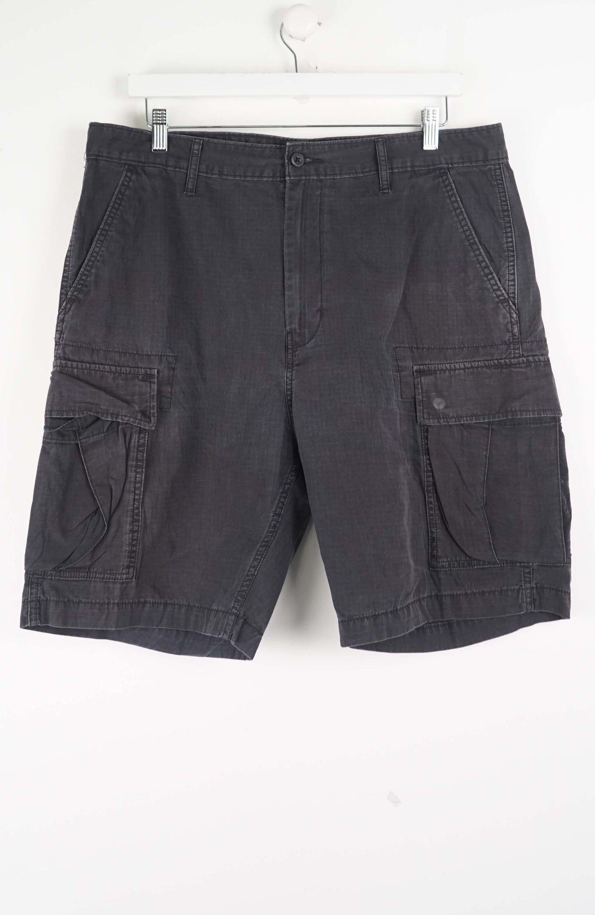 VINTAGE LEVI'S CARGO SHORTS W36