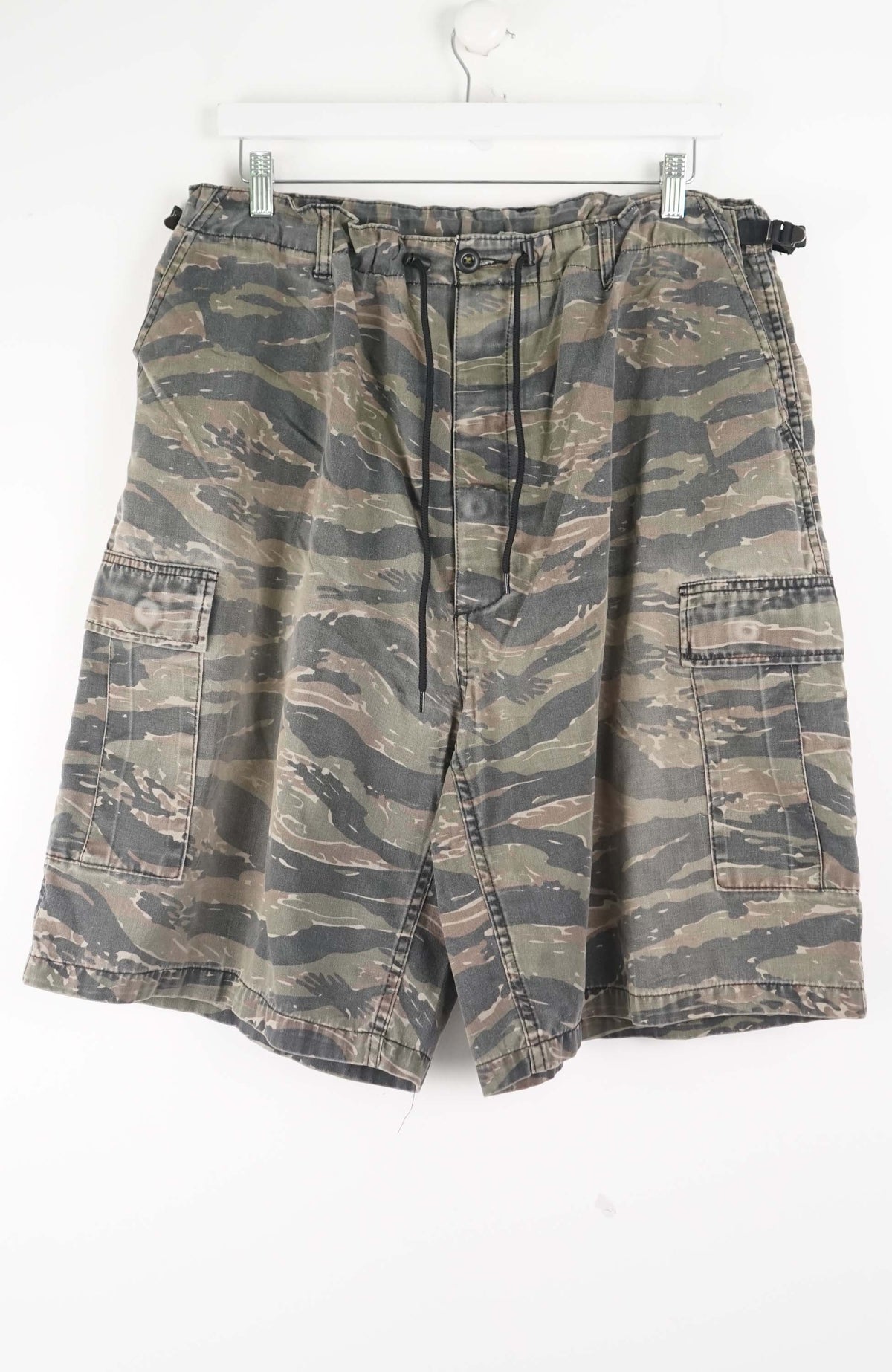 VINTAGE CAMO CARGO SHORTS W32
