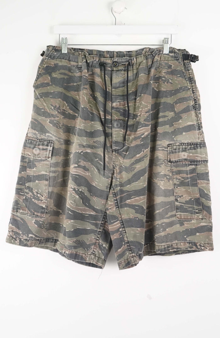 VINTAGE CAMO CARGO SHORTS W32
