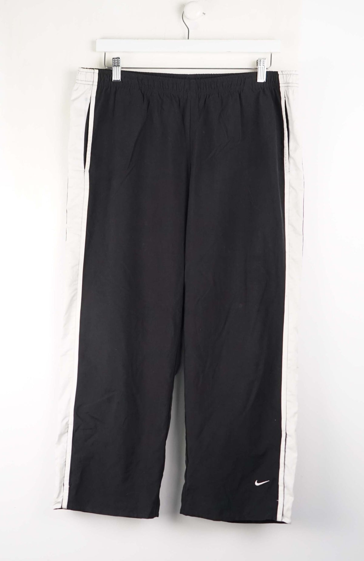 VINTAGE NIKE 3/4 TRACK PANT SHORTS (XL)