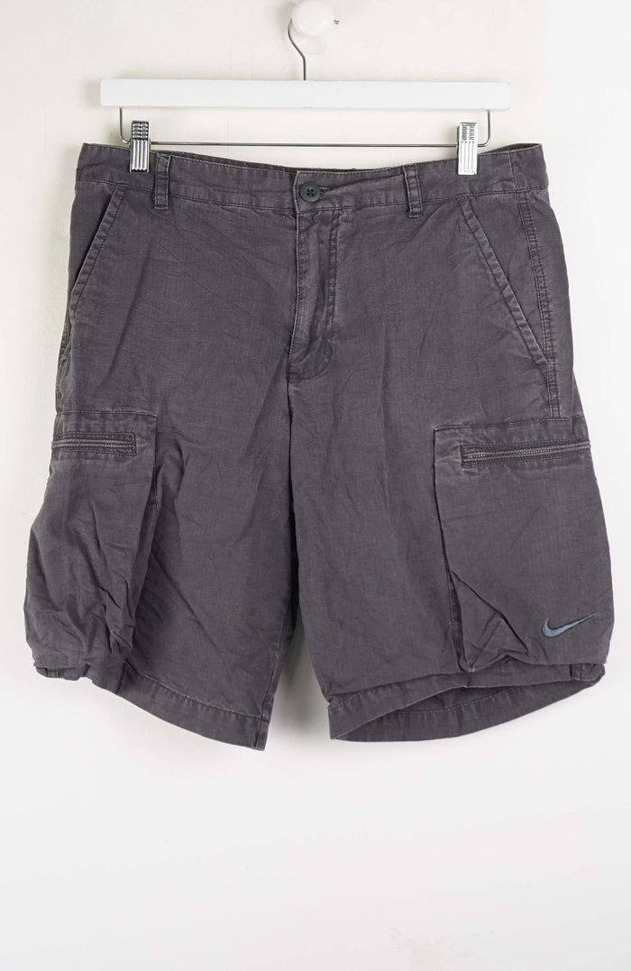 VINTAGE NIKE CARGO SHORTS W33