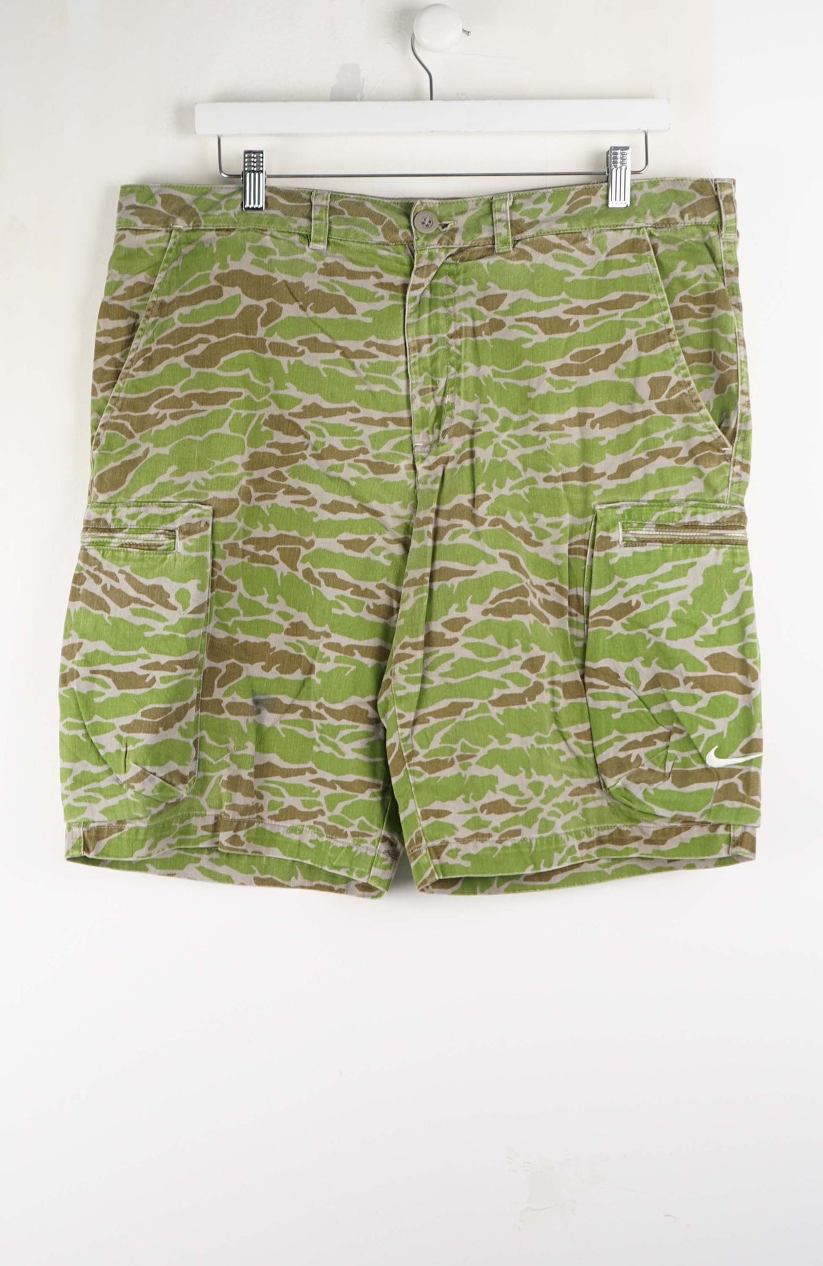 VINTAGE NIKE CAMO CARGO SHORTS W38