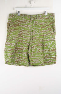 VINTAGE NIKE CAMO CARGO SHORTS W38