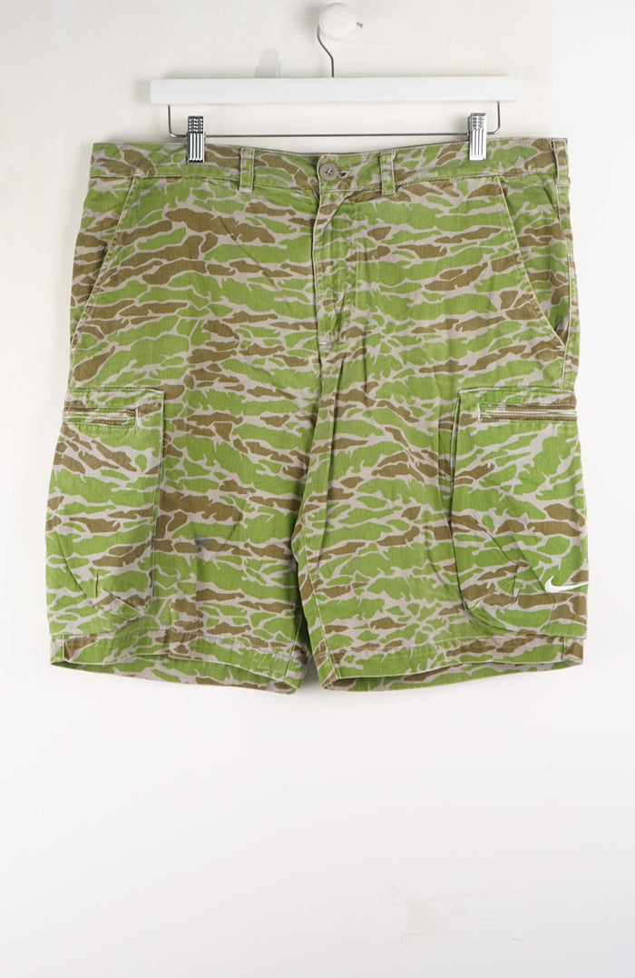 VINTAGE NIKE CAMO CARGO SHORTS W38