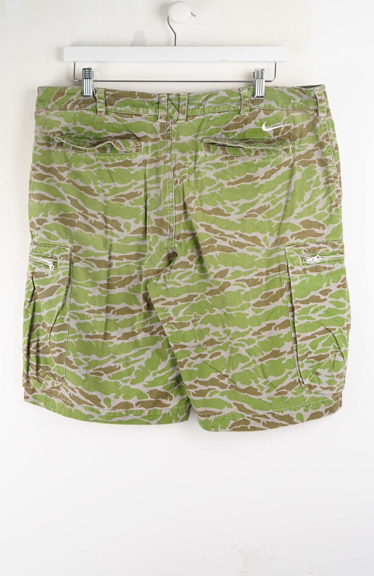 VINTAGE NIKE CAMO CARGO SHORTS W38