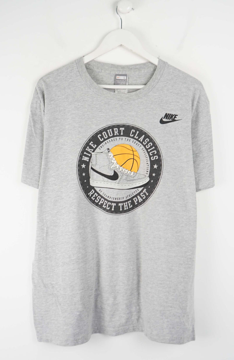 VINTAGE NIKE COURT CLASSICS RESPECT THE PAST T-SHIRT (M)