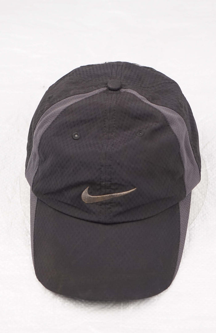 VINTAGE NIKE GOLF HAT
