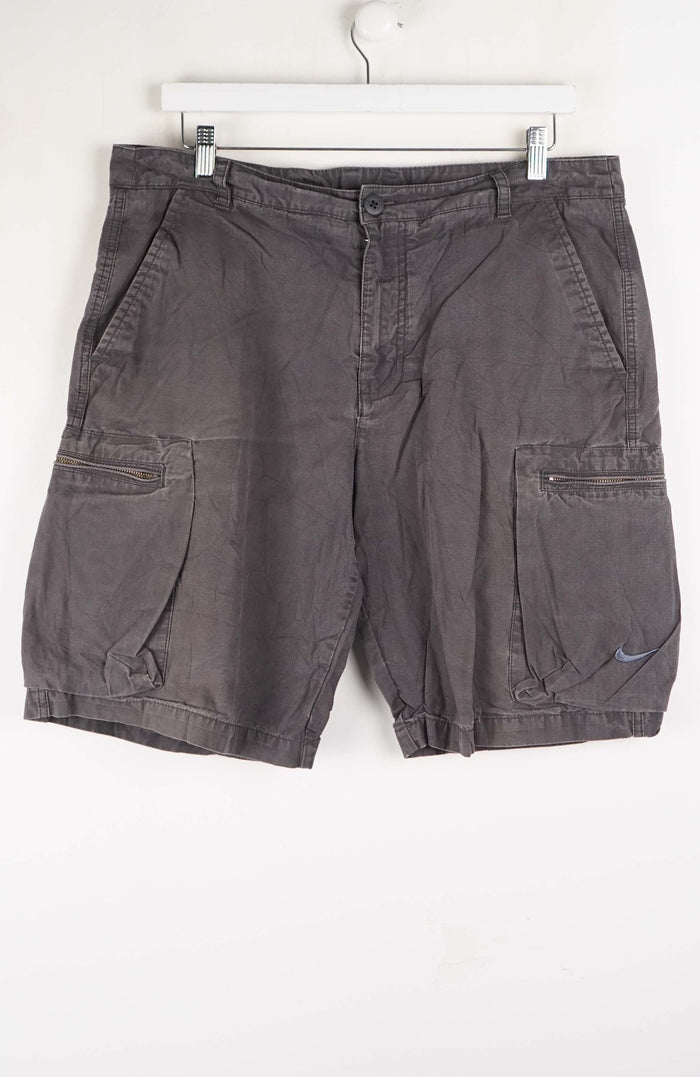 VINTAGE NIKE CARGO SHORTS W36